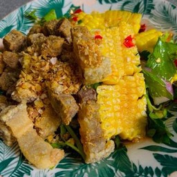 ยำสามชั้นข้าวโพดปาแดก