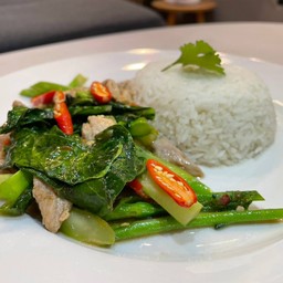 ข้าวคะน้าหมูกรอบ