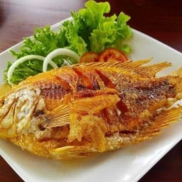 ปลาทับทิมทอดราดน้ำปลา (ยำมะม่วง)