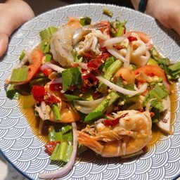 เหลารวมมิตร กุ้ง หมึก หมูยอ ไส้กรอก