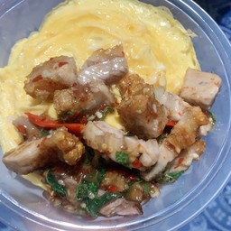 ข้าวกะเพราหมูกรอบไข่เยิ้ม เยิ้ม ไข่2ฟอง