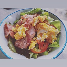 ชุดผักสลัดหน้าอกไก่ย่างไข่กวน