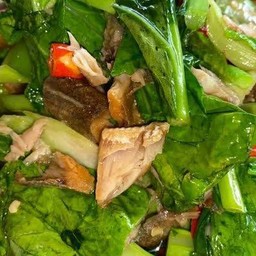 ผัดคแนปลาเค็ม signature ของร้าน