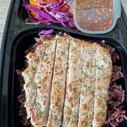 ข้าวหน้าสเต็กหมูจิ้มแจ่ว หมักคลีน 320 kcal