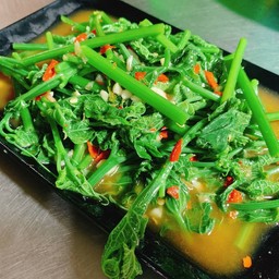 ผัดยอดมะระไฟแดง