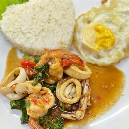 กระเพาทะเลราดข้าว+ไข่ดาว