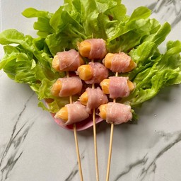 หมูหมักนุ่มพันไส้กรอก