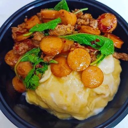 ข้าวไข่ข้น-กะเพราหมูสับไส้กรอก