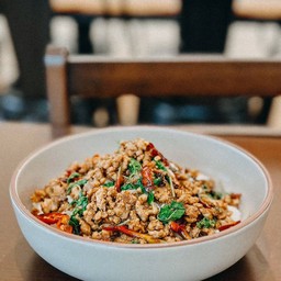 กระเพราเนื้อสับ/ ชิ้น (กับ)