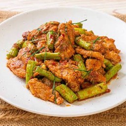 ผัดพริกแกงหมูชิ้นราดข้าว