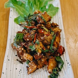 กระเพราหมูกรอบ (กับ)