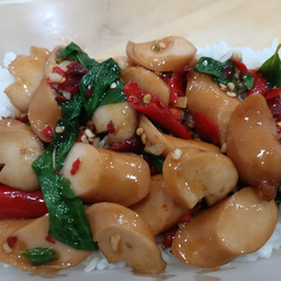 ข้าวกะเพราใส่กรอกไก่หนังกรอบ