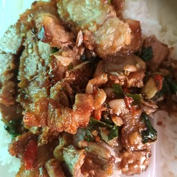 กระเพาหมูกรอบราดข้าว