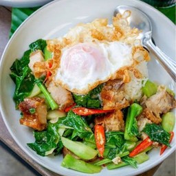 ข้าวคะน้าหมูกรอบ
