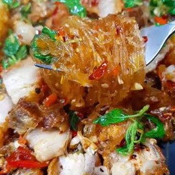 ข้าวราดกะเพราวุ้นเส้นหมูกรอบ