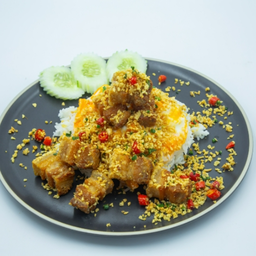 ข้าวหมูกรอบผัดพริกเกลือ+ไข่เยิ้ม