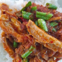 พริกแกงไก่กรอบราดข้าว