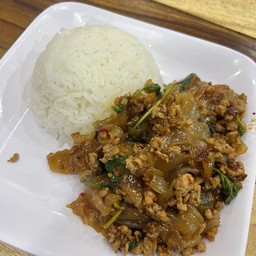 ข้าวกระเพราหมูสับเส้นใหญ่ราดข้าว