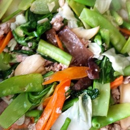 ผัดผักรวมกุ้งหมึกหมูไก่(กับข้าว)