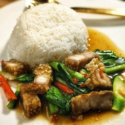 ผัดผักคะน้า  ราดบนข้าวหอมมะลินุ่มนุ๊ม