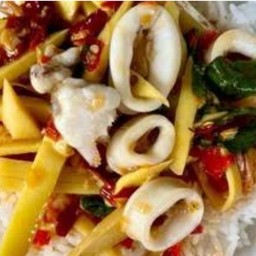 กระเพราหมึกใส่หน่อไม้