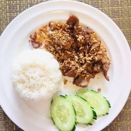 ข้าวเนื้อทอดกระเทียม