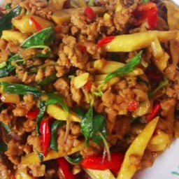 กระเพราหมูกรอบ+หมูสับใส่หน่อไม้