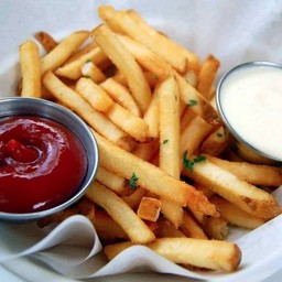 เฟรนส์ฟรายทอด ฟรีผงเขย่า และซ้อสจิ้ม