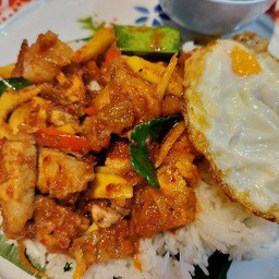 ผัดพริกแกงหมูกรอบ+ไข่ดาว