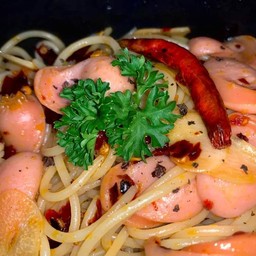 Dried chili and Sausage  Spaghetti สปาเก็ตตี้ผัดพริกแห้งไส้กรอก