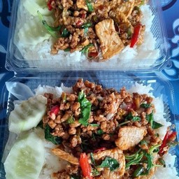 กะเพราหมู2ตัวราดข้าว