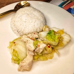 ผัดผักกาดขาว ราดบนข้าวหอมมะลินุ่มนุ๊ม