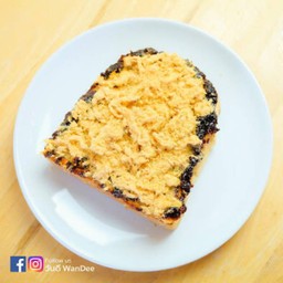 ขนมปังปิ้งพริกเผา + หมูหยอง