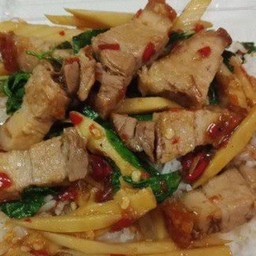 กระเพราหมูกรอบใส่หน่อไม้