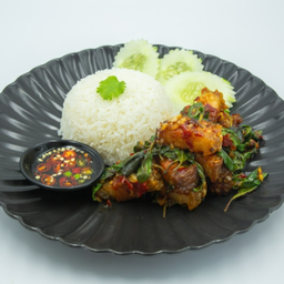 ข้าวหมูกรอบผัดกะเพรา