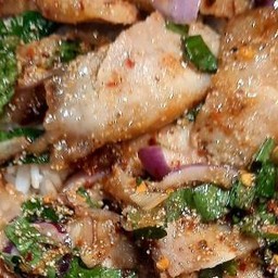 ข้าวยำหมูกรอบ