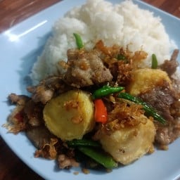 ข้าวหมูชิ้นเต้าหู้ทอดกระเทียมพริกสด