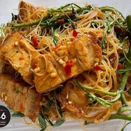 หมี่กระเฉดหมูกรอบ