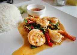 กระเพรากุ้งราดข้าว