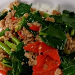 คะน้าหมูสับราดข้าว