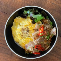 ข้าวหน้าหมูสามชั้นสไลด์คั่วพริกเกลือ