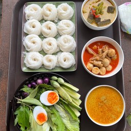 Set ขนมจีน + น้ำยา 2 อย่าง + ขนมจีนครึ่งกิโล + ไข่ต้ม 2 ฟอง + ผักสด