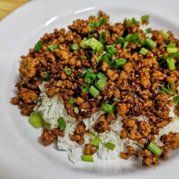 ข้าวหมูสับคั่วกระเทียม