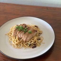 สปาเก็ตตี้ผัดพริกแห้งหมูย่าง