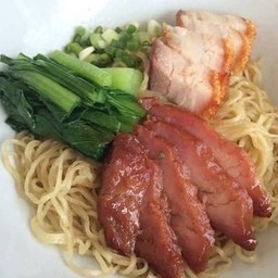 ก๋วยเตี๋ยวลูกชิ้นปลาเจ๊ผิ่น(ปิยวรารมย์ คลอง4)