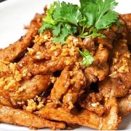 หมูทอดกระเทียมราดข้าว