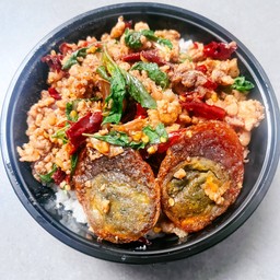 กะเพราหมูสับไข่เยี่ยวม้าพริกแห้ง