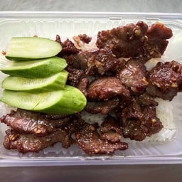 ข้าวราดเนื้อกระเทียม