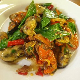 ผัดหอยแมลงภู่ราดข้าว