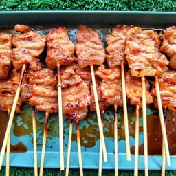 ข้าวเหนียวหมูปิ้งโบราณชุดกลาง หมูปิ้ง 6 ไม้ ข้าวเหนียว 2 ห่อ